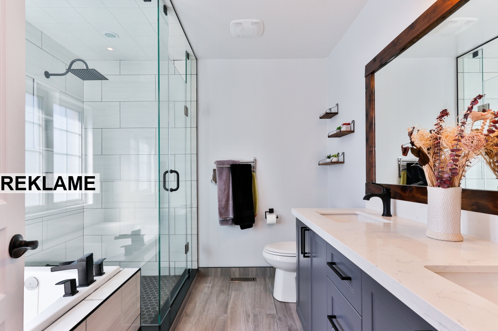 Billig badeværelses renovation – hvordan kommer man billigst i mål med nyt badeværelse